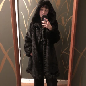 Mysig fuskpälsjacka med huva - Så mysig jacka, känns lyxig!