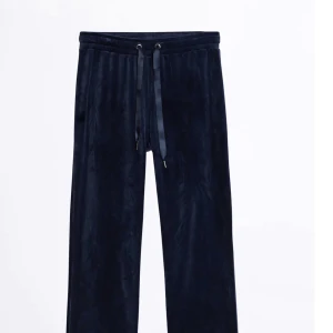 Mjukis från Gina tricot  - Dessa gina byxor som är helt slutsålda i storlek XXS. Helt ok skick. Dock lite grön prick, inte så tydlig. Kommer utan band. Blåa 100 plus frakt 📦