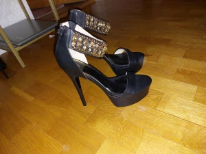 Skitsnygga höga klackskor - Snygga oanvända platåpumps stl 40/41. 
