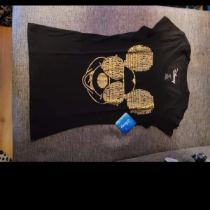 Musse  pigg - Det står M men den sitter som strolek S