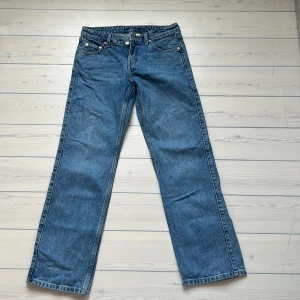 Jeans  - Jeans från Weekday  26/30  Arrow Low straight jeans 