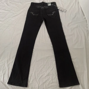Lågmidjade jeans - Använd köp nu! Midja:70 Innerben:80 Nya med tags kvar! går inte att få bild på då de är för små🫶 