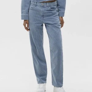 randiga blå jeans - säljer nu mina sjukt fina oanvända randiga jeans i copenhagenstil efter att jag tog fel strl och inte returnerade i tid = nyskick. går ej att få tag i längre 🙌