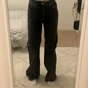 ett par jättefina högmidjade svarta jeans från H&M! säljer dessa pga de är flr långa för mig
