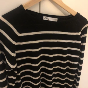 zara randig tröja - Säljer min randiga tröja från zara, storlek s. Nypris: 169, säljer för 70. 💘