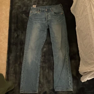 Levis 501 - Säljer mina Levis 501 Unisex då de aldrig kommer till användning. De är använda Max 5 gånger! Köparen står för frakt