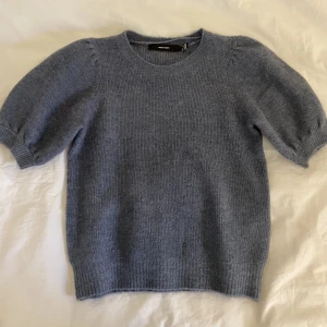Vero Moda stickad tröja med puffärm - Jättefin Vero Moda tröja i nyskick! Mysig och mjuk, inga defekter! Storlek S🫶🏽