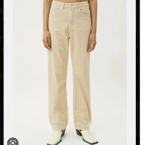 Biega Manchester byxor  - Snygga straight Manchester byxor som är mycket sparsamt använda så inga fel alls på dom!   Skriv för fler bilder💗  från weekday ”Rowe Cord Trousers” står d på d så skulle gissa att modellen heter de. 