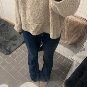 Zara jeans  - Säljer ett par sjukt snygga zara jeans i modellen bootcut, älskar dessa jeans så mycket men kommer inte till mer användning💗 kom privat för övriga frågor💗💗