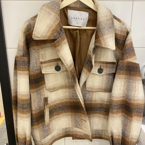 Dubbelbröstad kappa - Säljer denna jättefina dubbelbröstade kappan som jag köpte förra året, men den har aldrig kommit till användning! Köpte för 1200 kr men säljer för 600 kr + frakt 💞💞