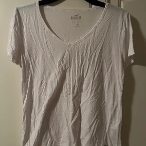 T-shirt från hollister  - V ringad T-shirt från hollister strl Xs