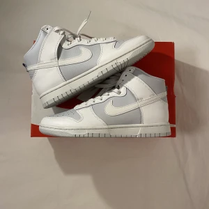 Nike Dunk High ”Platinum” - Hej! Jag säljer ett par helt nya Nike Dunk High ”Platinum” i storlek 41 för 1600kr ink frakt! 📦 🤍 Fraktar samma eller dagen efter betalning 🚚  Bara att skriva vid frågor💝