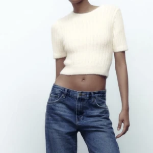 Zara tröja - Säljer denna super fina tröja ifrån zara då den inte passade på mig! Använd 1 gång och inga defekter! Köparen står för frakten💕