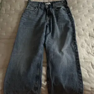 Jeans från H&M i storlek 42 men känns mer som storlek 38-40 så små i storlek. Bra skick då jag aldrig använt dom bara provat. Prislappen är dock avdragen.