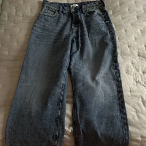 Jeans H&M - Jeans från H&M i storlek 42 men känns mer som storlek 38-40 så små i storlek. Bra skick då jag aldrig använt dom bara provat. Prislappen är dock avdragen.