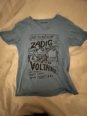 Zadig T-shirt  - En superfin Zadig T-shirt som inte alls är använd många gånger!💞 Nypris är 400kr och jag säljer den för 360+frakt, kom privat vid intresse eller andra frågor 🧡