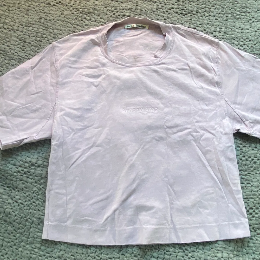 Acne studios T-shirt ljus lila, modell: oversize, aldrig använd storlek: s Köpt för 1800kr 💕. T-shirts.