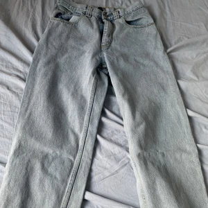 93 denim - snygga 93or, sitter bra på mig i både midjan och i längden. haft rätt länge men knappt använda alls, bra skick. 