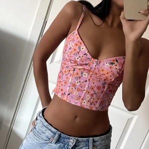 Linne croptop Bershka - Croptop , korsett liknande från Bershka. storlek XS. Dragkedja på sidan. Aldrig använd.  Rosa, blommig.  Skickar spårbart💞📦
