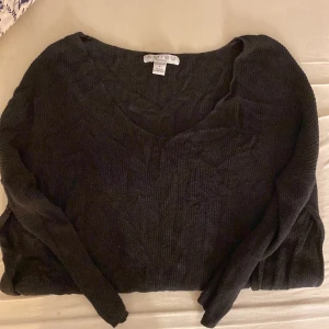Tunn tröja  - En tunnare mörkgrå tröja som är ribbad. Super skön att bara slänga på sig över ett linne kanske eller liknande!! 