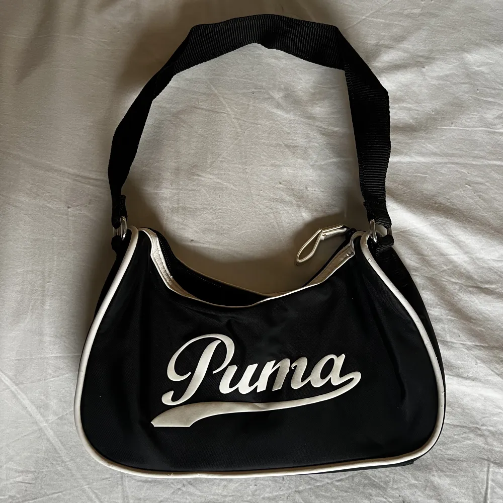 En liten handväska från Puma, fint skick. 100kr plus frakt 66kr 🖤. Väskor.