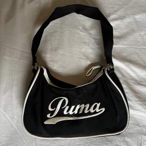 En liten handväska från Puma, fint skick. 100kr plus frakt 66kr 🖤