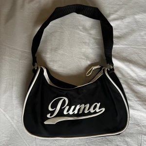 Puma handväska  - En liten handväska från Puma, fint skick. 100kr plus frakt 66kr 🖤