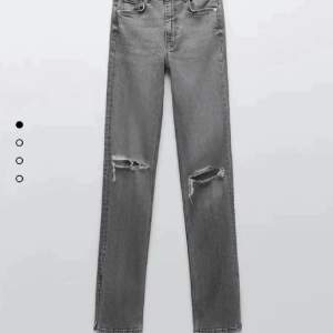 Ett par gråa jeans med hål och slits från zara som tyvärr är för små för mig❤️ens hålet är lite sprucket och sen lite slitning längst ner vid fötterna pga att dom är för långa för mig❤️