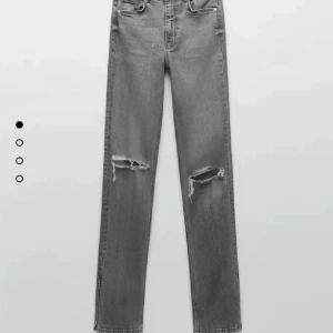 Zara jeans - Ett par gråa jeans med hål och slits från zara som tyvärr är för små för mig❤️ens hålet är lite sprucket och sen lite slitning längst ner vid fötterna pga att dom är för långa för mig❤️