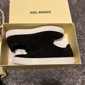 Arigato skor - Ett par arigato skor med kedja dom är typ helt nya 