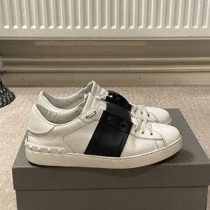 Valentino skor  - Säljer mina valentino skor som är i bra skick. Skick 7,5/10. Storlek 41,5 men passar 42-42,5. Stripen är i navy. Har tyvärr ingen box till. Såklart äkta!  Hör gärna av dig om du har frågor! 