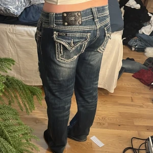 Miss me jeans  - Skit snygga miss me jeans med coola fickor köpt på plick för 800 men är inte riktigt min stil längre har inga defekter (: midja rakt över 44 cm (pris kan diskuteras)