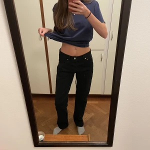 Levis 501 - Intressekoll på dessa jeansen utan defekter😍älskar dessa Levis 501, de sitter så najs, lite oversized på mig som är 169. Sparsamt använda men använder de tyvärr inte längre:( (Fläckarna är på spegel, inte byxorna🫶🏻)