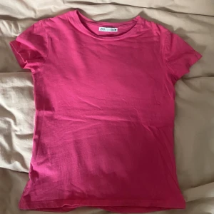 Rosa t-shirt! - !!Har två!! En jättefin rosa tröja, köpt i sommar! 