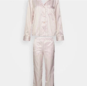 Pyjamas från Calvin Klein  - Så gott som oanvänd och verkligen såååå vacker!! Har bara inte blivit av att jag använt den , nypris 899