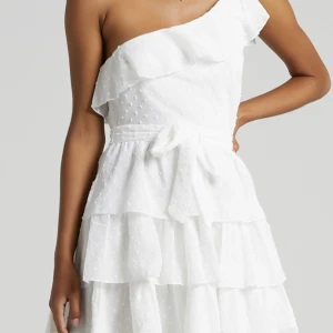 Sökes!! Darling I’m a daydream on shoulder ruffle mini dressin white - !!!!SÖKES!!!! Storlek 36 (s)  Vit 