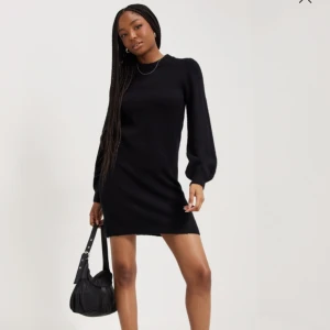 Stickad klänning  - Svart stickad klänning från Nelly! Aldrig använd endast testad 