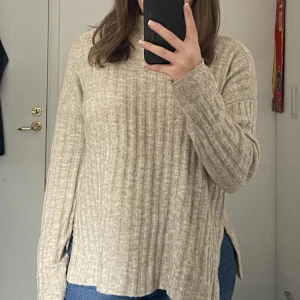 Stickad tröja  - Säljer denna stickade tröjan med slits då jag inte använder den längre. Den är i xs men passar mig som vanligtvis brukar ha strl s/m.  