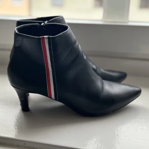 Stövletter- större 37 - Snygga till vardags och fest Passar både till jeans och finbyxor  Kan skickas- köparen står för frakten 