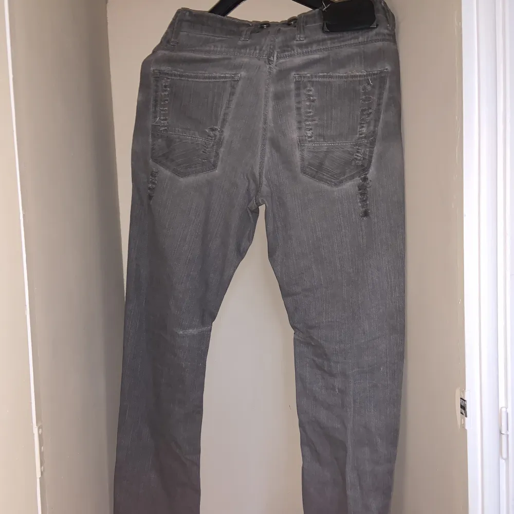 Adrian Hammond Jeans. Style: Denver. Grå färg. Oanvända och hela. Köparen står för frakten.. Jeans & Byxor.