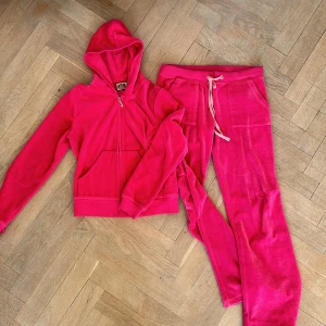 juicy couture set - Rosa det i knallrosa färg utan tryck på ryggen så väldigt diskret. 