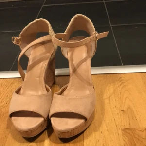 Klackskor - Dessa klackar säljer jag nu! Kontakta mig ifall du gillar dom 