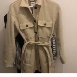 Kappa zara - Jätte fin beige kappa från zara. Använd ett fåtal ggr och i väldigt bra skick. Första bilden lånad, skriv privat för fler bilder❤️ nypris 559 kr. 