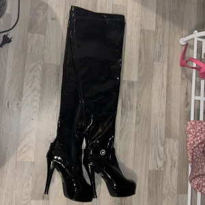 Overknee stövel - Fina lårhöga stövlar bara använda 1 eller 2 gånger inomhus dom vara bara stått så dom är lite dammiga 