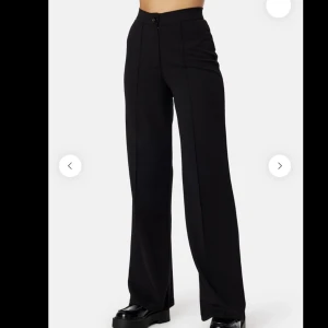 Hilma Soft Suit Trousers - Hilma soft suit trousers från bubbleroom i storlek M, nypris 479kr. Bara provade en gång, säljes pga att dom var lång i benen. Kan skicka fler bilder om det skulle behövas!