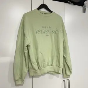 Säljer denna ljusgröna oversized tröja från Nelly, storlek XS💕 Använd ett fåtal gånger och då sparsamt, inga defekter🫶🏼 