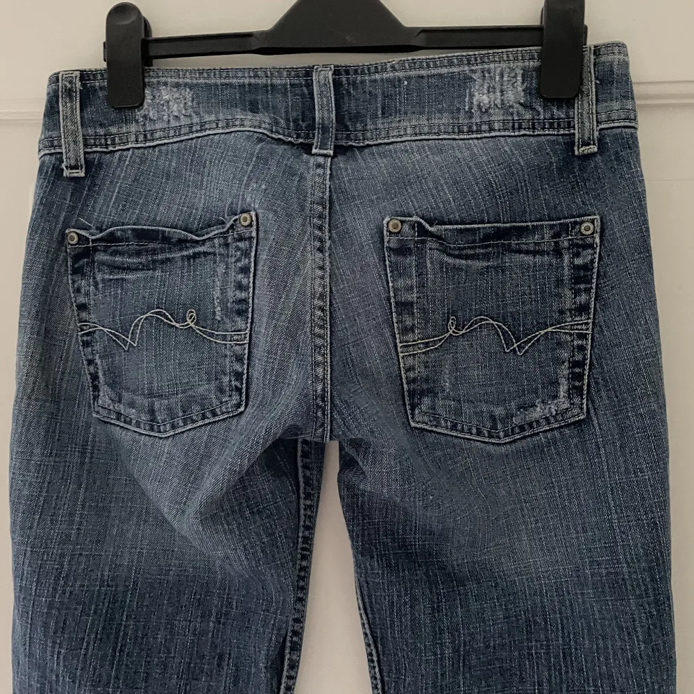 Säljer dessa sjukt coola o trendiga lågmidjade jeans pga att de tyvärr är för korta på mig😫💔 Midjemått 28 och längd 29! Köpte från en unik secondhandbutik i London så märket heter Mossimo Denim, kom privat för intresse!💞. Jeans & Byxor.