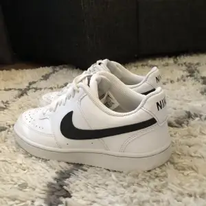 Säljer mina nya Nike skor i storleken 37,5, säljer dem eftersom de var för stora för mig, använda en gång men syns inte, inget slitage alls. Hör av er om frågor☺️