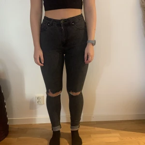 Byxor  - Grå jeans med hål på knäna. Lager157 - modell: snake. Mycket stretch så är otroligt mjuka och bra passform