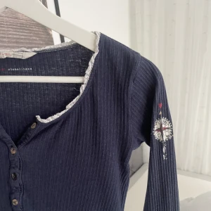 Odd molly tröja - Säljer denna superfina odd molly tröjan i fint skick, säljer då den inte kommer till användning 💕💘💓 passar xs-s !! modellen är lite kortare i ärmarna. skriv privat vid intresse, pris kan diskuteras, köpare står för frakt ❣️❣️pris kan diskuteras <3 